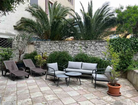 Palac M Studio Apartments Apartment in Dobrota