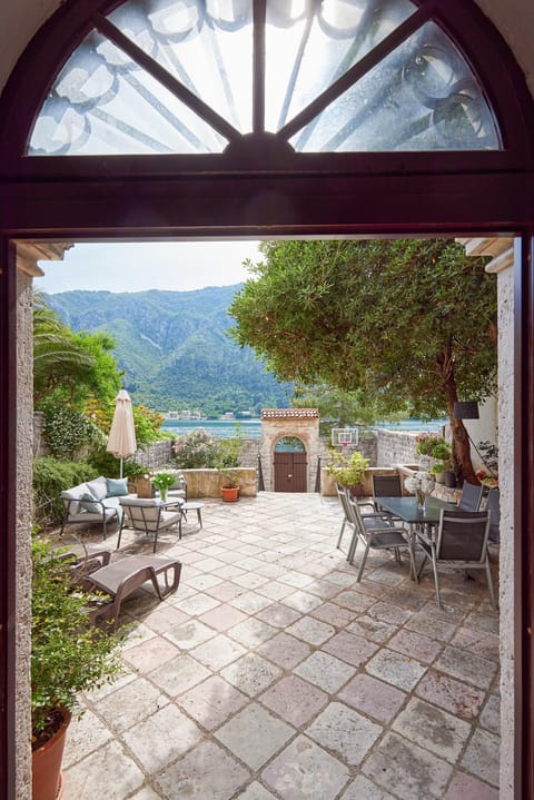 Palac M Studio Apartments Apartment in Dobrota