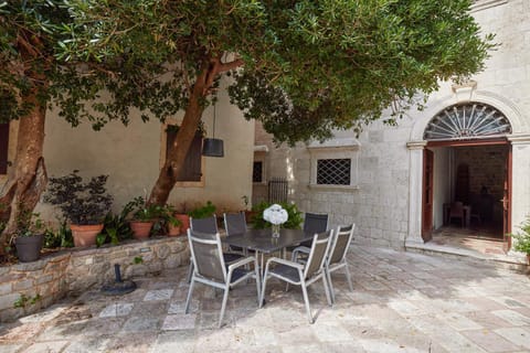 Palac M Studio Apartments Apartment in Dobrota