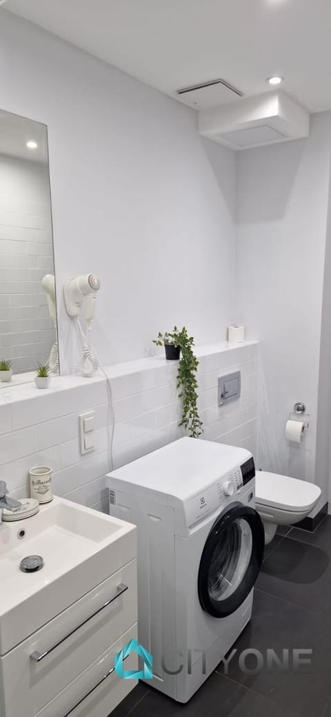 Shower, Toilet, Bathroom, towels, washing machine