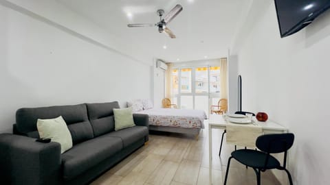 TV and multimedia, Living room, Seating area, Dining area, fireplace