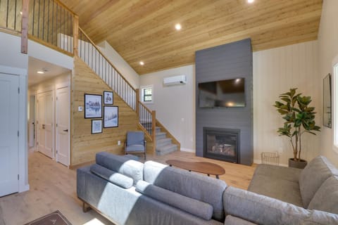 Lakeside Cabin Retreat with Private Hot Tub! Cabin in Flathead Lake