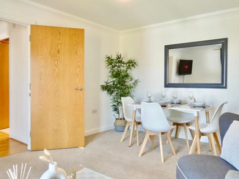 4 Beds 2 Bath close to Gen-Hospital FREE Parking! Apartment in Southampton