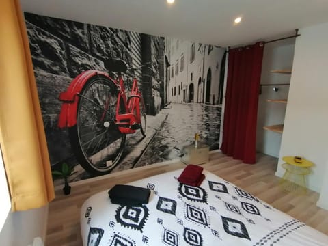 Bed, Photo of the whole room, towels