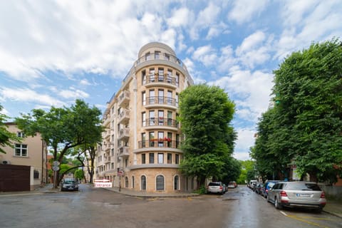 Property building, Day, Neighbourhood, Street view, Location
