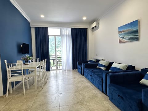 TV and multimedia, View (from property/room), Living room, Seating area, Dining area, City view, Mountain view, Street view