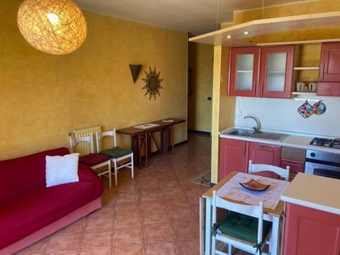 Kitchen or kitchenette, Living room, Seating area, Dining area, minibar, pet friendly, stove