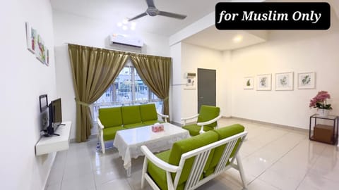 Communal lounge/ TV room, Living room, Seating area, Evening entertainment