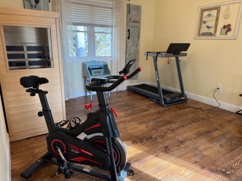 Red Rooster Family Cabin w/Hot Tub+Fire Pit+View Cabin in Tennessee