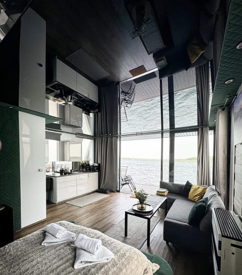 Kitchen or kitchenette, Seating area