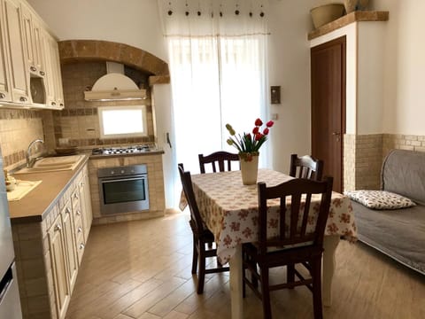 Kitchen or kitchenette, Dining area, pet friendly, stove