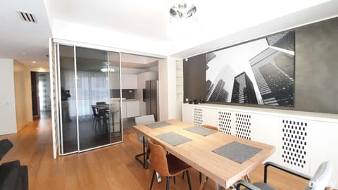 Kitchen or kitchenette, Dining area