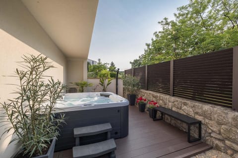 Day, Natural landscape, Garden, Hot Tub, Garden view, Pool view, Swimming pool