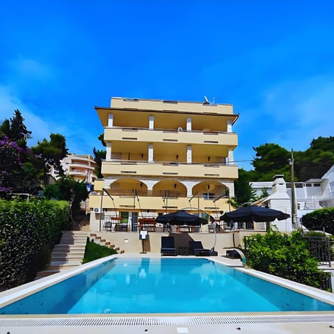 Property building, Day, Pool view, Swimming pool, sunbed
