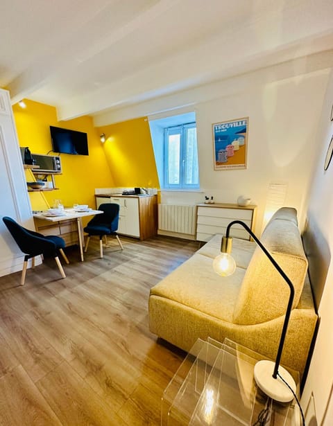 TV and multimedia, Kitchen or kitchenette, Living room, Seating area, Dining area, internet, storage, wardrobe