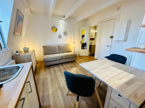 TV and multimedia, Coffee/tea facilities, Kitchen or kitchenette, Living room, Seating area, Dining area, internet, minibar, storage, stove, wardrobe