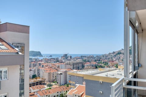View (from property/room), Balcony/Terrace, City view, Sea view