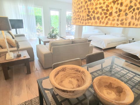 Bed, TV and multimedia, Seating area