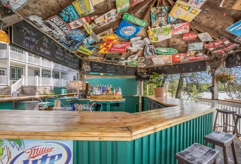 Restaurant/places to eat, Lounge or bar