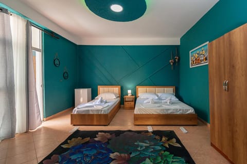 Bed, TV and multimedia, Photo of the whole room, Bedroom, towels, wardrobe, air conditioner