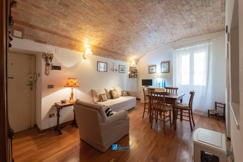 TV and multimedia, Living room, Photo of the whole room, Seating area, Dining area