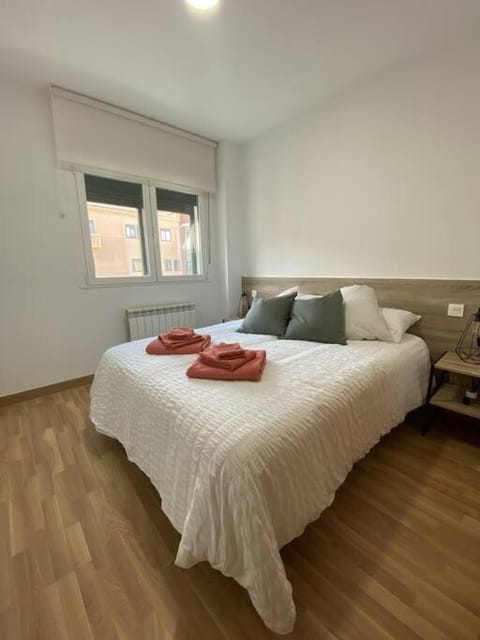 Photo of the whole room, Bedroom, towels