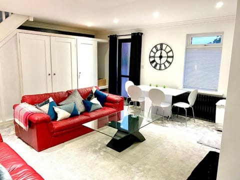 The Lodge Annex - immaculate coastal property Apartment in Wales