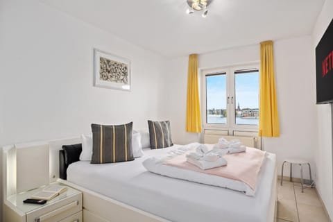 Bed, TV and multimedia, View (from property/room), Photo of the whole room, Bedroom, towels