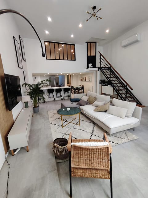 TV and multimedia, Living room, Seating area, Dining area, air conditioner