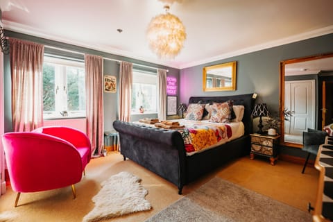 Bed, Photo of the whole room, Seating area, Bedroom