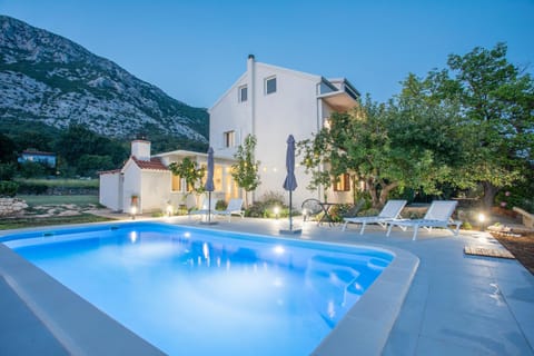 Mountain view, Swimming pool, sunbed