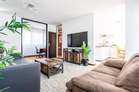 Communal lounge/ TV room, TV and multimedia, Living room, Seating area