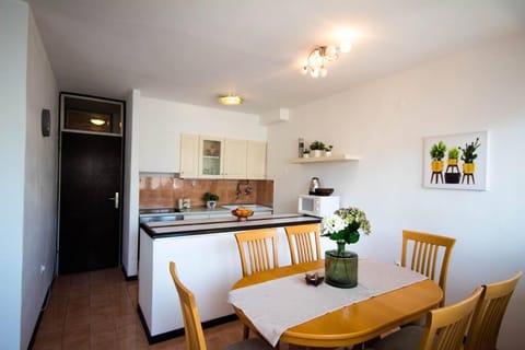 Dining area, dishwasher, minibar, stove