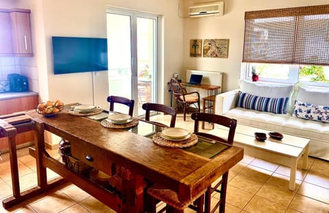 TV and multimedia, Living room, Seating area, Dining area, air conditioner