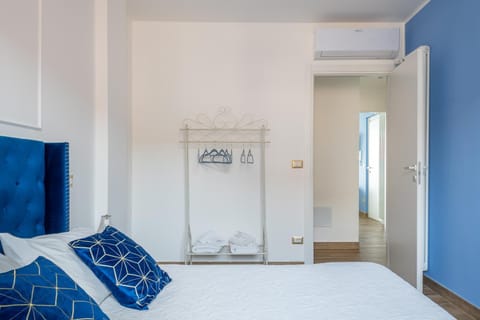 Bed, Bedroom, wardrobe, air conditioner