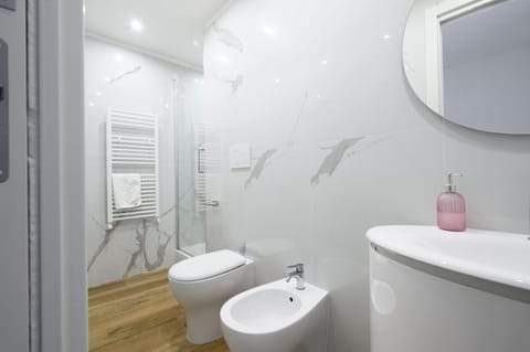 Shower, Toilet, Bathroom, bidet, towels