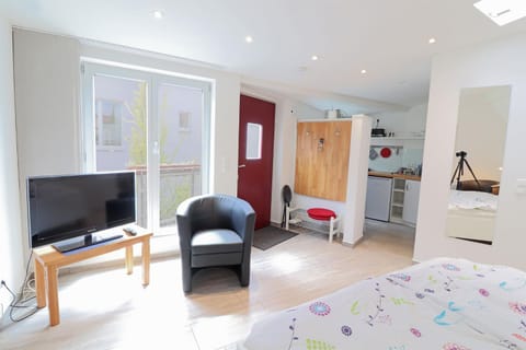 Bed, TV and multimedia, Living room, Photo of the whole room, Seating area, Bedroom