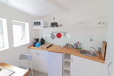 Kitchen or kitchenette, minibar, stove, toaster