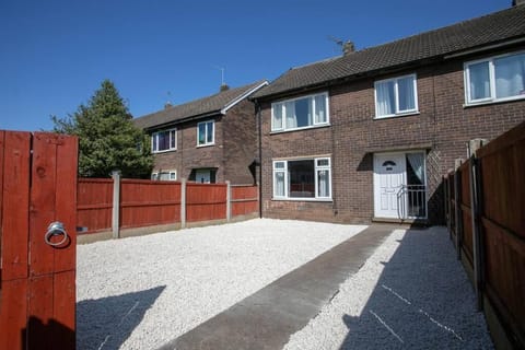 Maltby House, Rotherham for contractors & Families, free private parking, spacious,WIFI etc House in Bassetlaw District