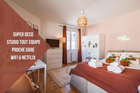 Bed, Photo of the whole room, Bedroom, Text overlay, towels