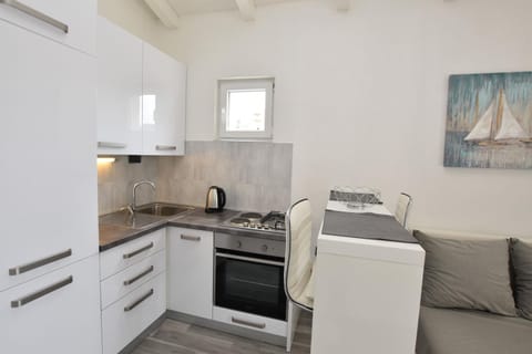 Kitchen or kitchenette, Dining area, oven, stove