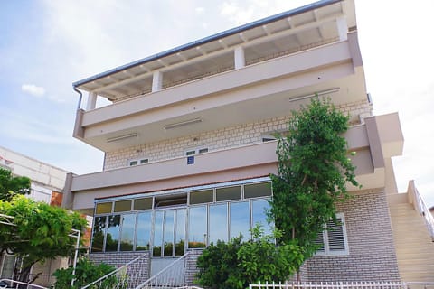 Property building, Patio, Facade/entrance, Balcony/Terrace, Location, Parking
