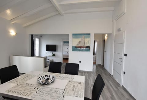 TV and multimedia, Kitchen or kitchenette, Living room, Seating area, Dining area