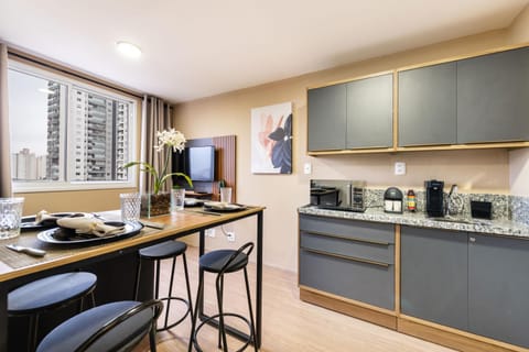 Coffee/tea facilities, Kitchen or kitchenette, Dining area, minibar