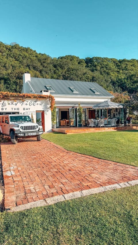 Property building, Natural landscape, Garden, Garden view, Parking