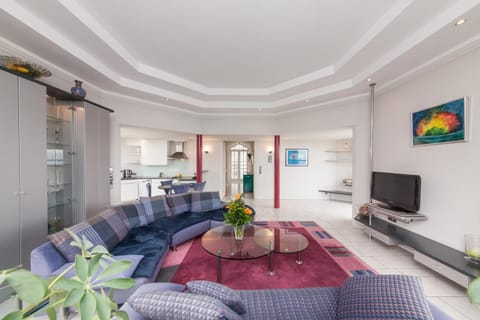 TV and multimedia, Kitchen or kitchenette, Living room, Dining area