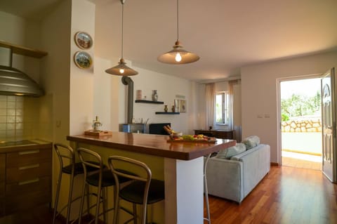 Kitchen or kitchenette, Dining area, pet friendly, stove
