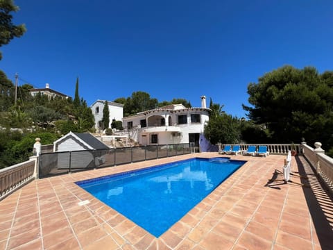 Property building, Swimming pool, sunbed