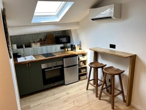 Kitchen or kitchenette, Dining area, minibar