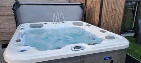 Hot Tub, Spa and wellness centre/facilities